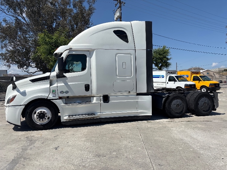 Used 2020 Freightliner Cascadia - photo 6