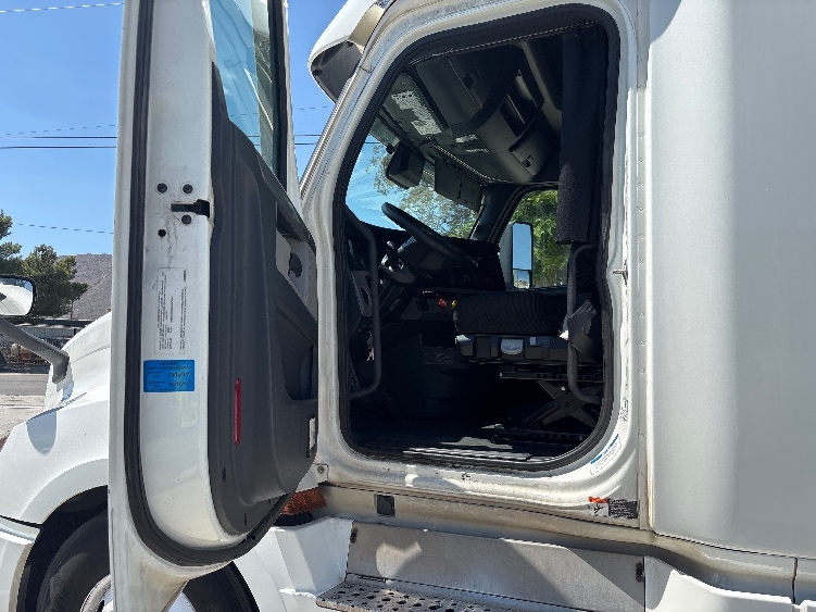 Used 2020 Freightliner Cascadia - photo 11