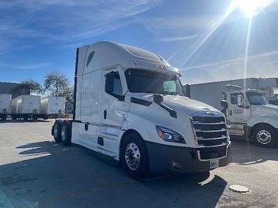 Used 2020 Freightliner Cascadia Detroit DD15AT Semi Truck with Sleeper Cab for sale #362670 - photo 1