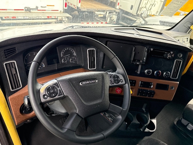 Used 2020 Freightliner Cascadia - photo 12