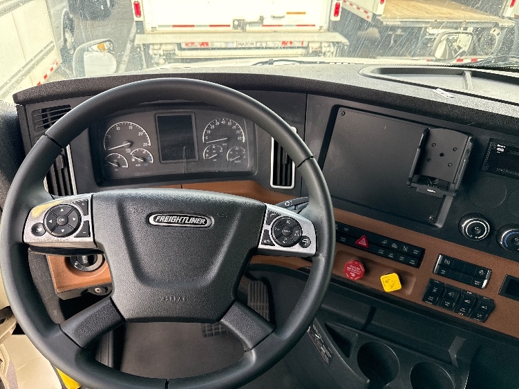 Used 2020 Freightliner Cascadia - photo 13