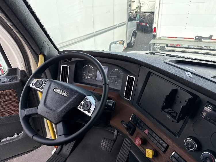 Used 2020 Freightliner Cascadia - photo 14