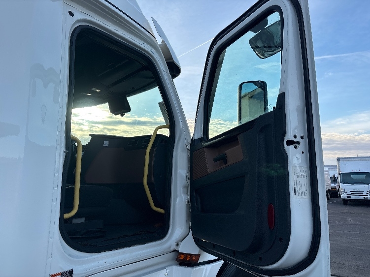 Used 2020 Freightliner Cascadia - photo 15