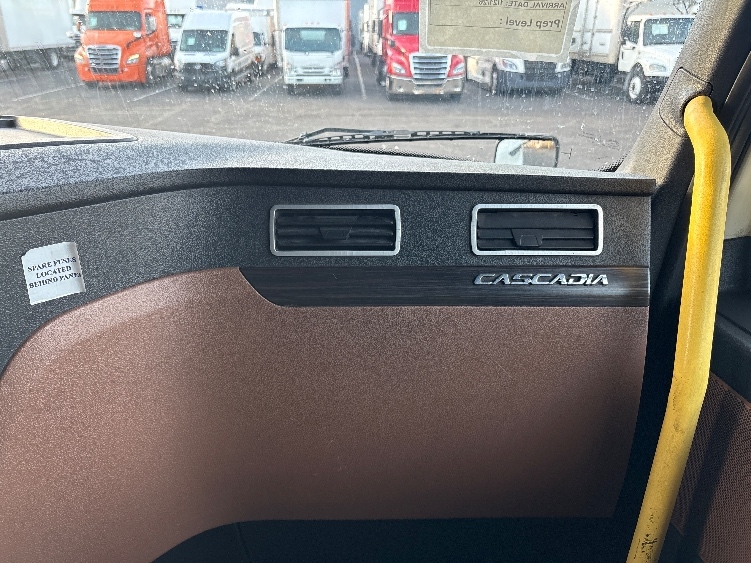 Used 2020 Freightliner Cascadia - photo 16