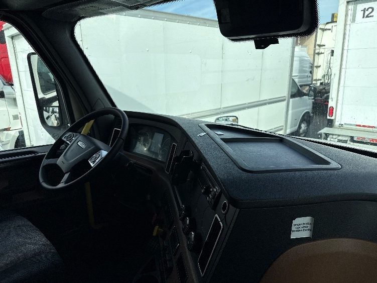 Used 2020 Freightliner Cascadia - photo 17
