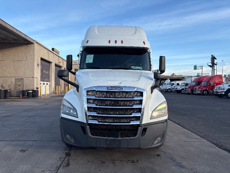 Used 2020 Freightliner Cascadia - photo 2