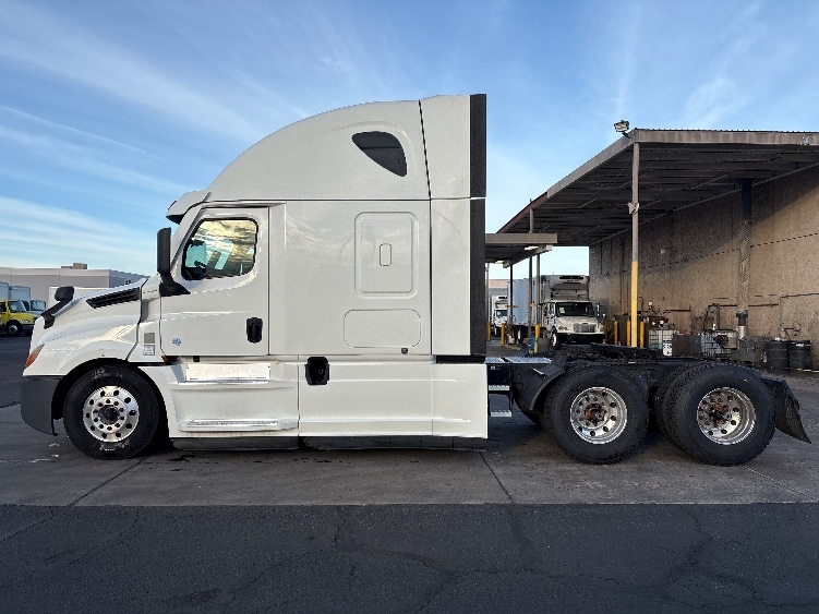 Used 2020 Freightliner Cascadia - photo 6