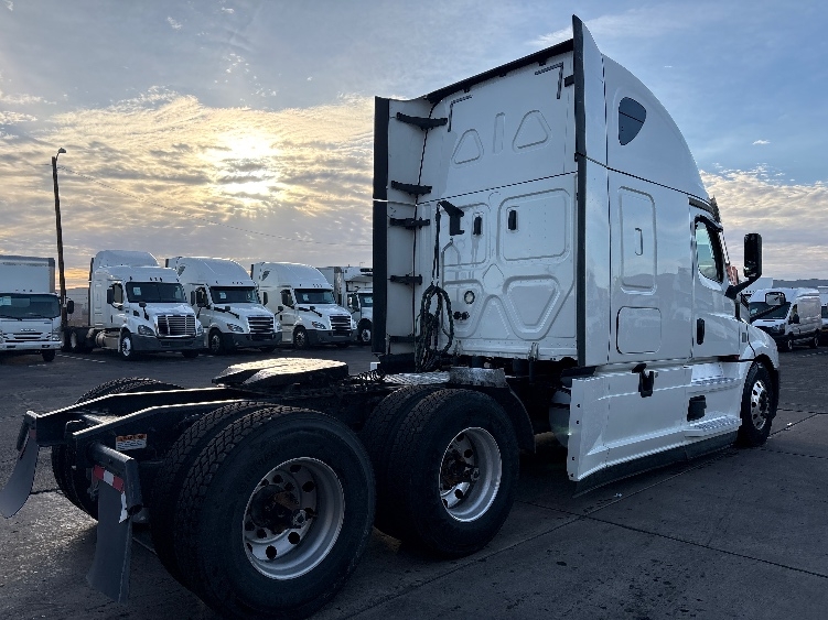 Used 2020 Freightliner Cascadia - photo 9