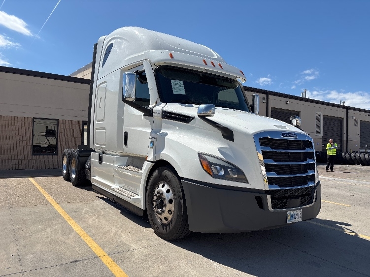 Used 2020 Freightliner Cascadia - photo 1