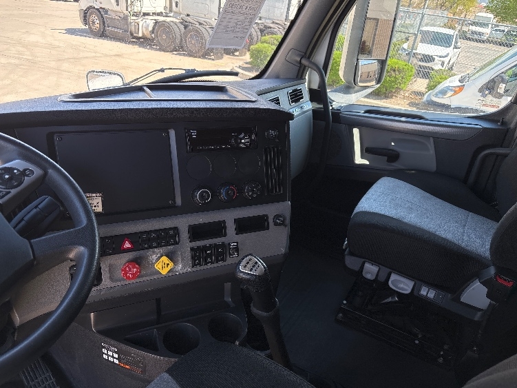 Used 2020 Freightliner Cascadia - photo 12