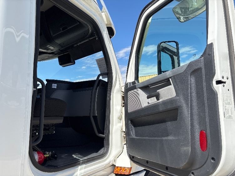 Used 2020 Freightliner Cascadia - photo 15