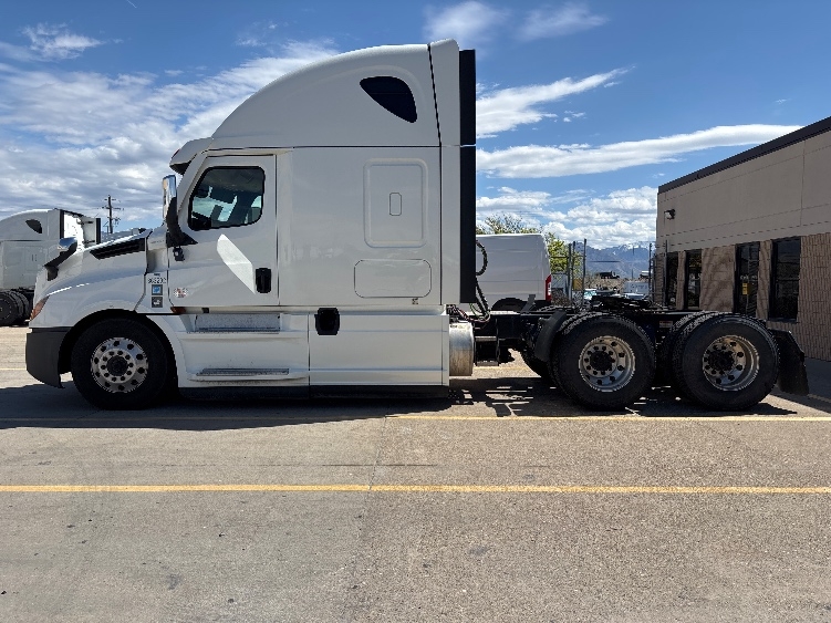 Used 2020 Freightliner Cascadia - photo 6