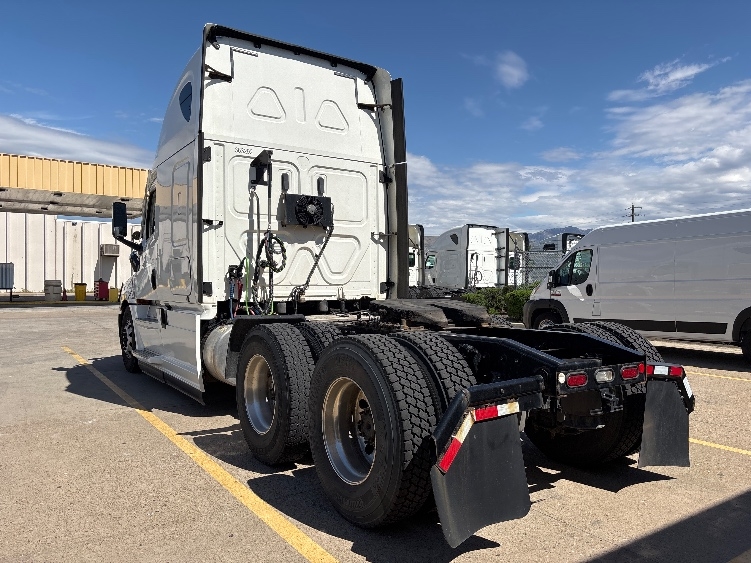 Used 2020 Freightliner Cascadia - photo 7