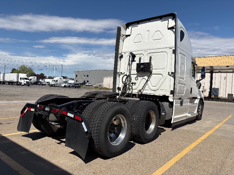 Used 2020 Freightliner Cascadia - photo 9
