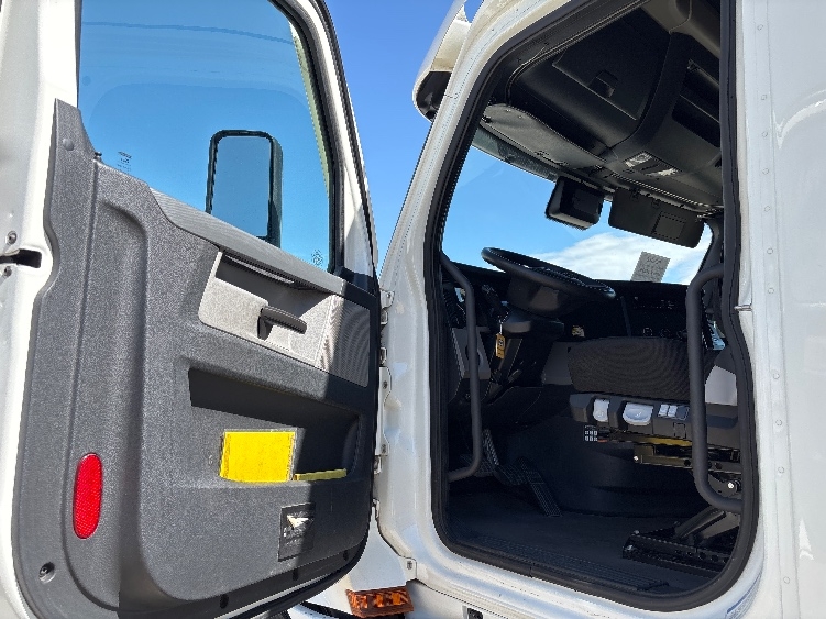 Used 2020 Freightliner Cascadia - photo 11
