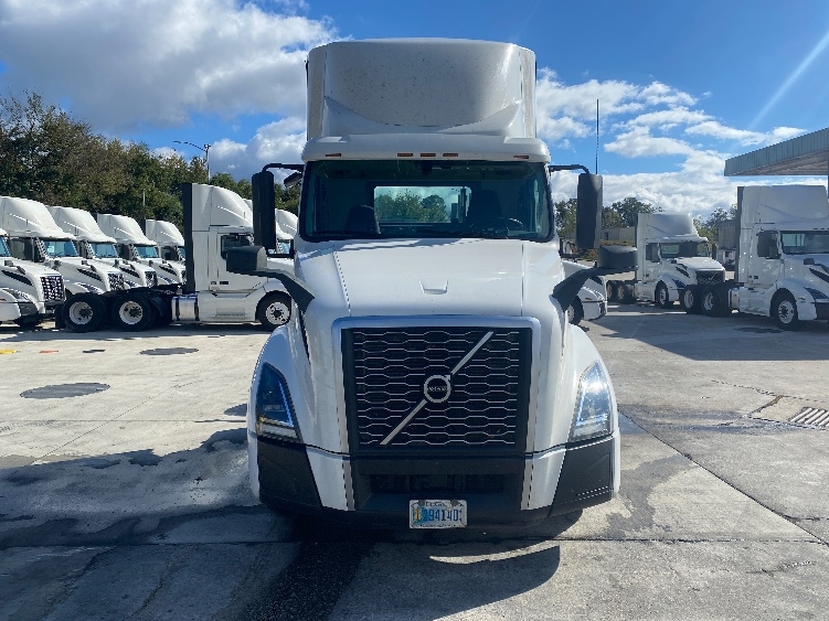 Used 2020 Volvo VNL - photo 2