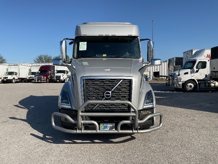 Used 2020 Volvo VNL - photo 2