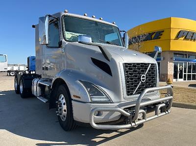Used 2020 Volvo VNR - photo 1