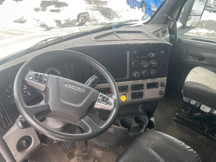 Used 2020 Freightliner Cascadia - photo 12