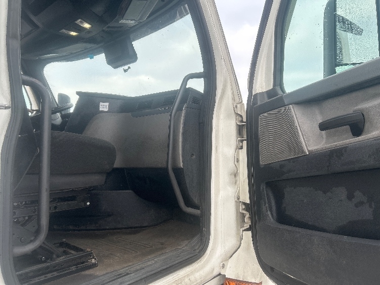 Used 2020 Freightliner Cascadia - photo 15