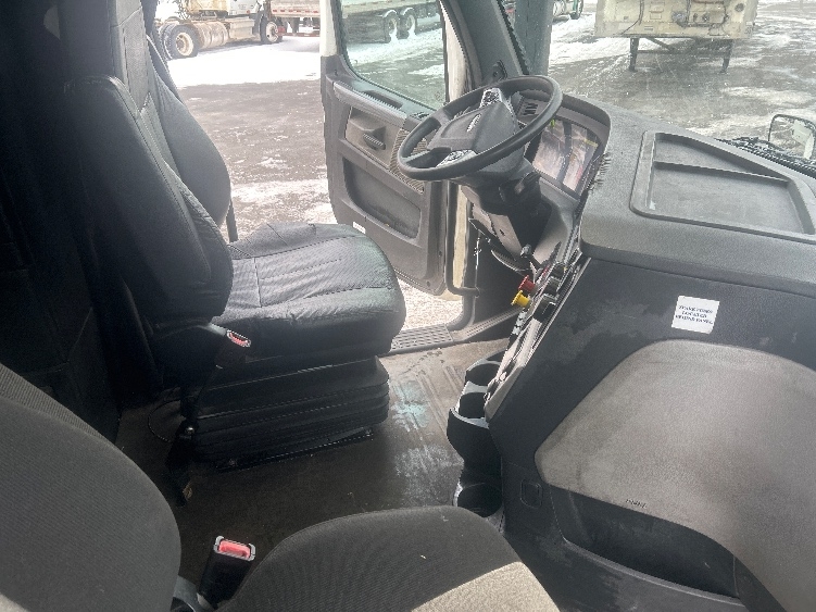 Used 2020 Freightliner Cascadia - photo 17