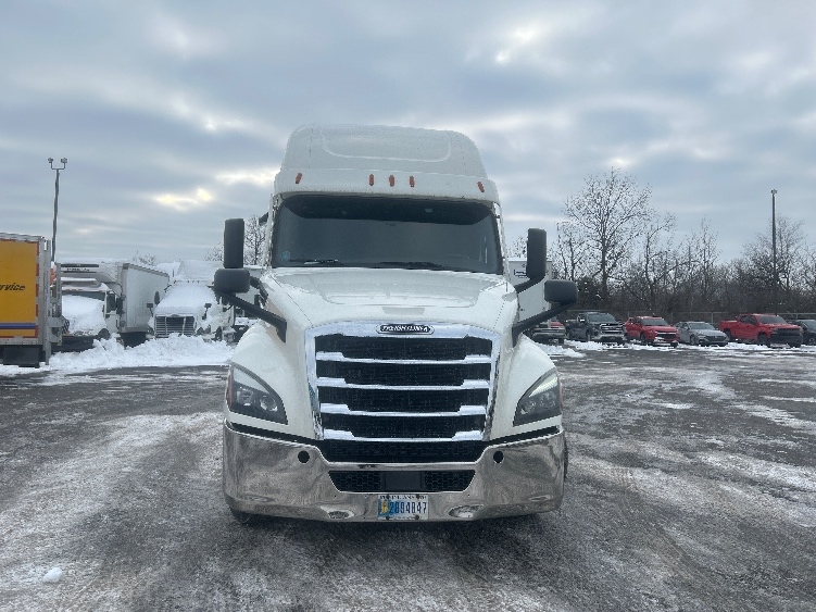 Used 2020 Freightliner Cascadia - photo 2