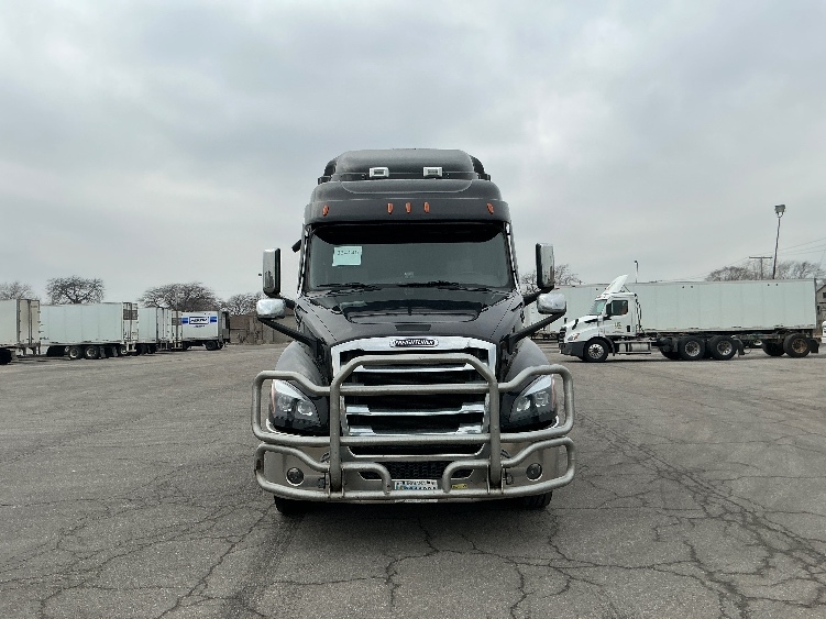 Used 2020 Freightliner Cascadia - photo 2