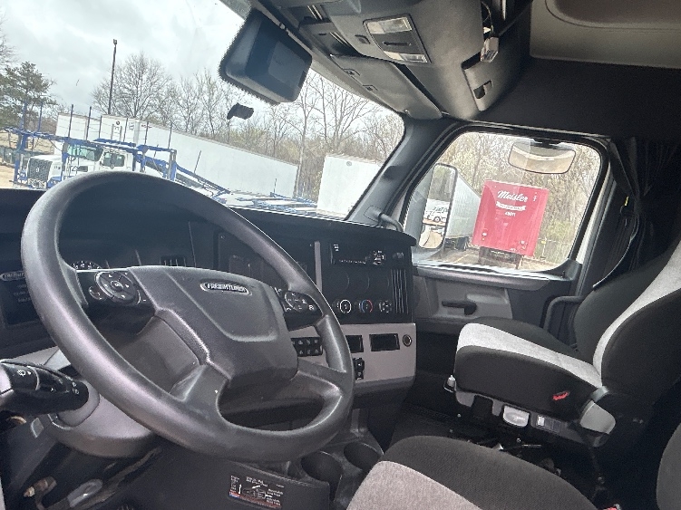 Used 2020 Freightliner Cascadia - photo 12