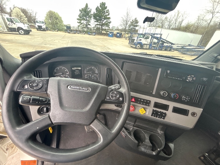 Used 2020 Freightliner Cascadia - photo 13