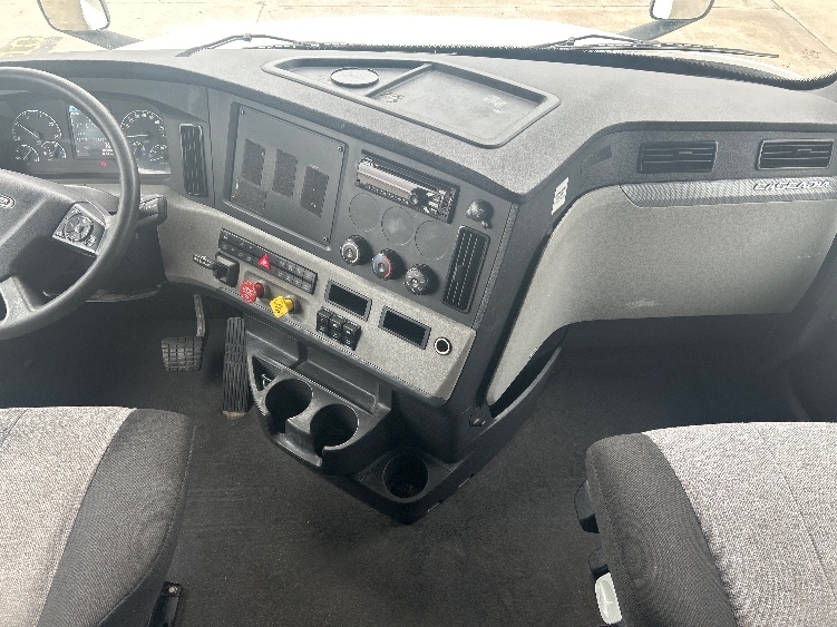 Used 2020 Freightliner Cascadia - photo 14