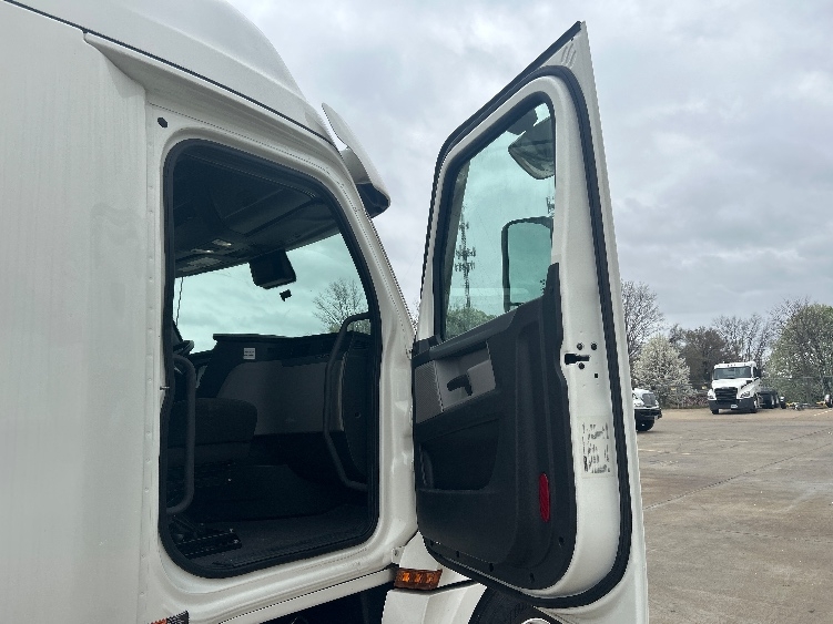 Used 2020 Freightliner Cascadia - photo 15
