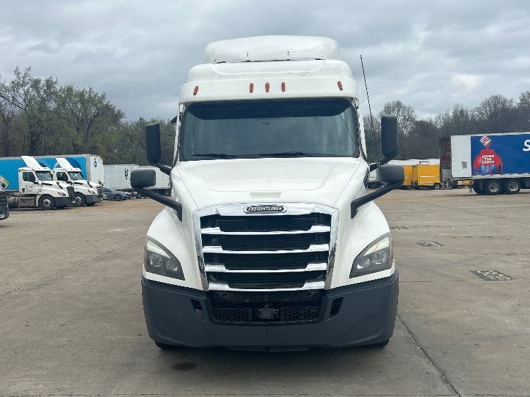Used 2020 Freightliner Cascadia - photo 2