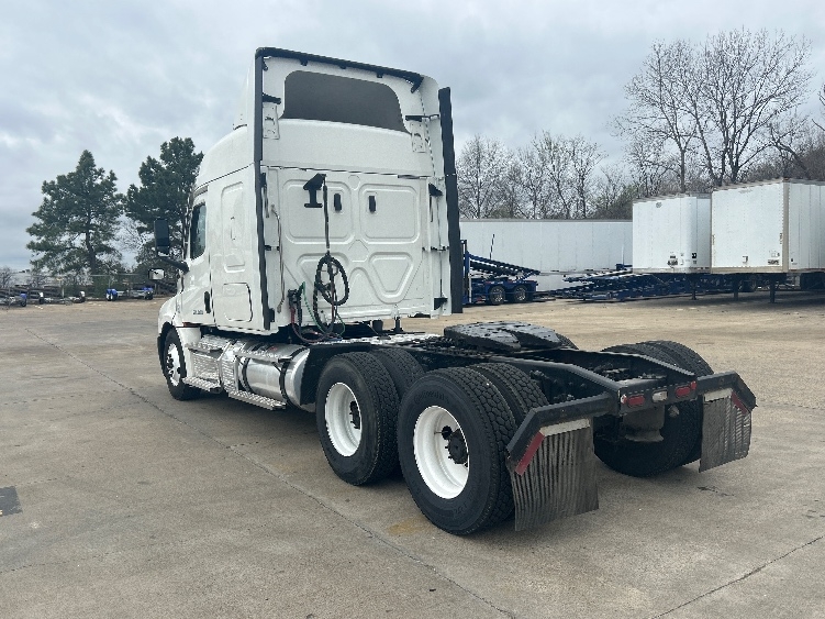 Used 2020 Freightliner Cascadia - photo 7