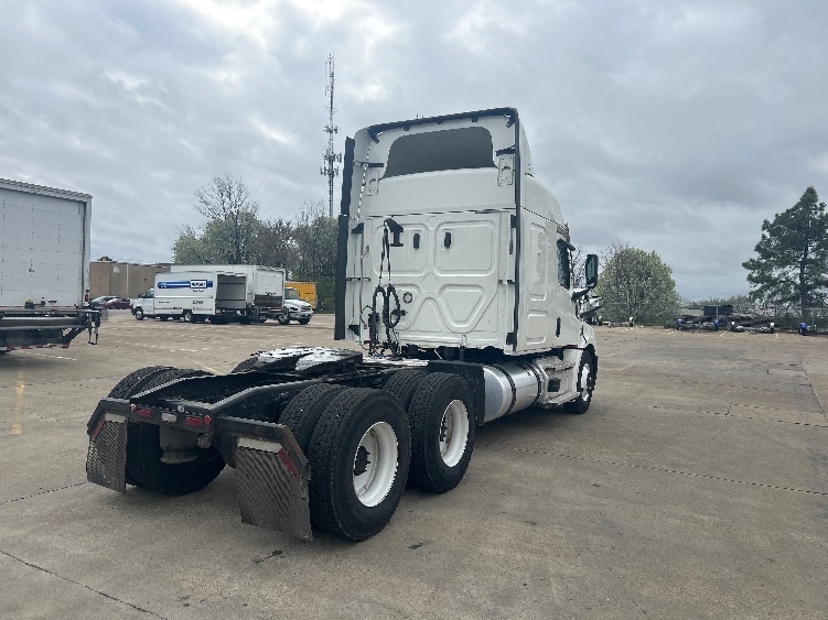 Used 2020 Freightliner Cascadia - photo 9
