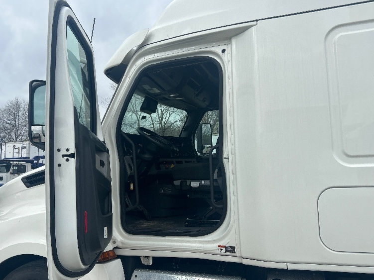 Used 2020 Freightliner Cascadia - photo 11