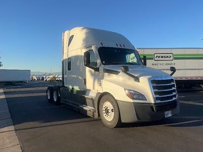 Used 2020 Freightliner Cascadia Detroit DD15AT Semi Truck with Sleeper Cab for sale #367124 - photo 1