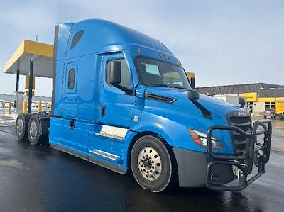 Used 2020 Freightliner Cascadia Detroit DD15AT Semi Truck with Sleeper Cab for sale #367377 - photo 1