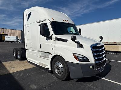 Used 2020 Freightliner Cascadia Detroit DD15AT Semi Truck with Sleeper Cab for sale #368406 - photo 1