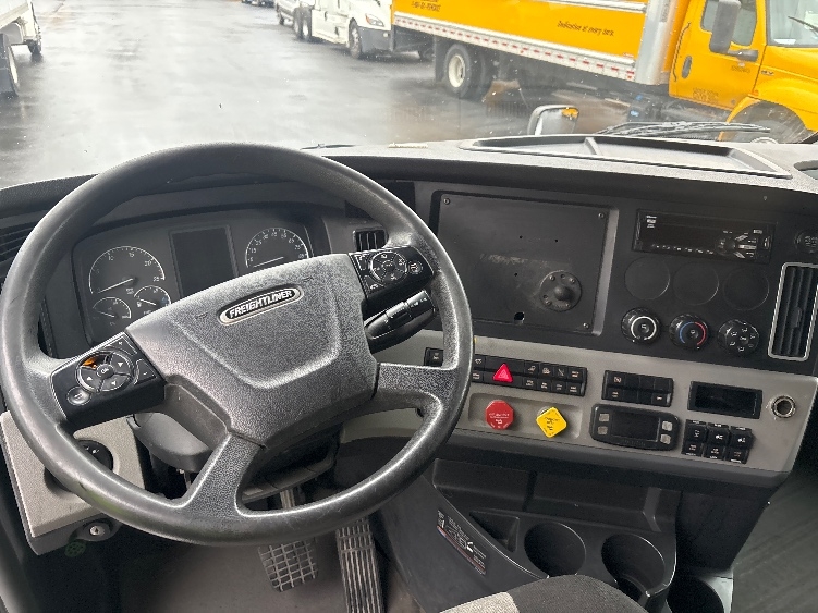 Used 2020 Freightliner Cascadia - photo 13