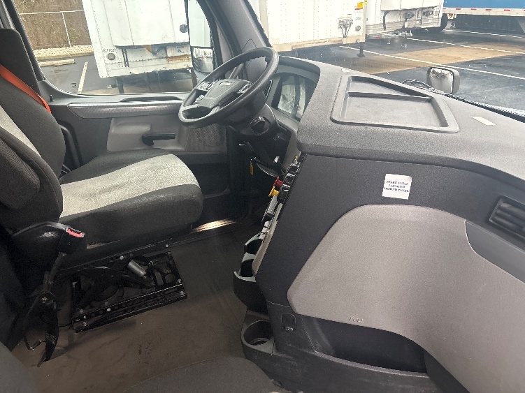 Used 2020 Freightliner Cascadia - photo 17