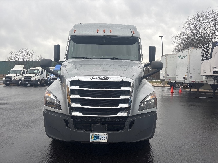 Used 2020 Freightliner Cascadia - photo 2