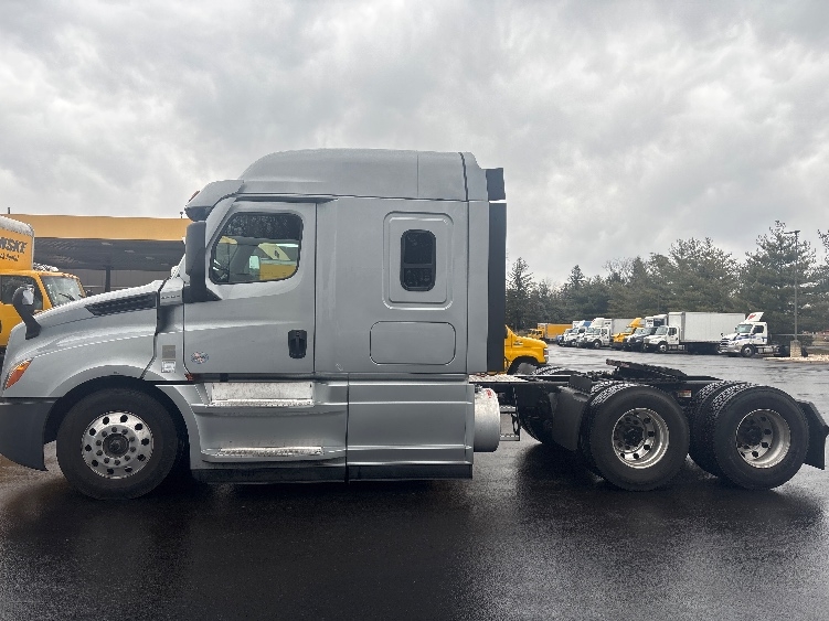 Used 2020 Freightliner Cascadia - photo 6