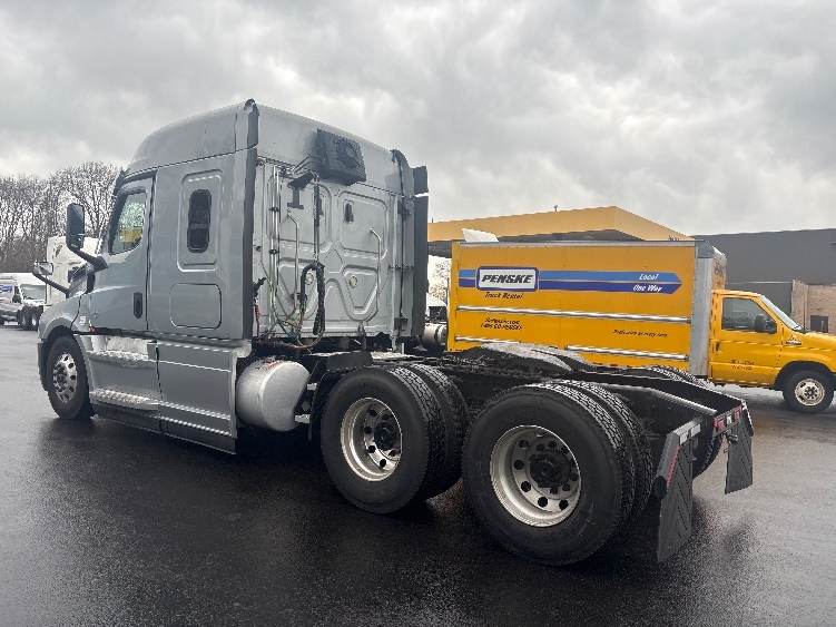 Used 2020 Freightliner Cascadia - photo 7