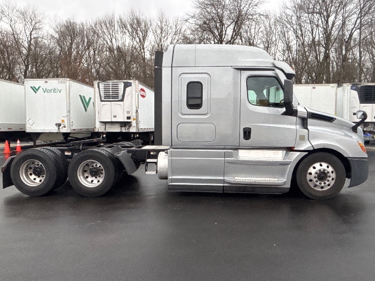 Used 2020 Freightliner Cascadia - photo 10