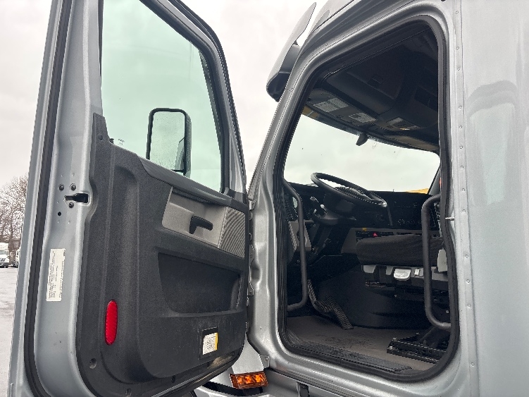 Used 2020 Freightliner Cascadia - photo 11