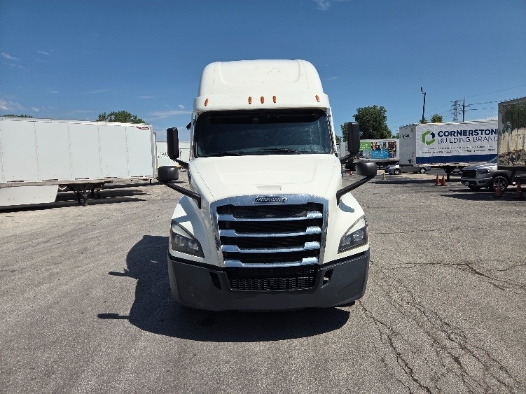 Used 2021 Freightliner Cascadia - photo 2