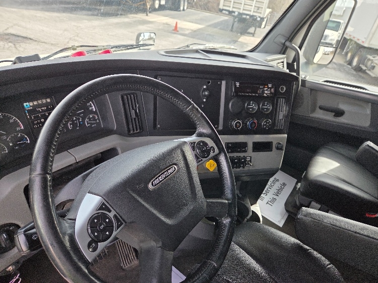 Used 2021 Freightliner Cascadia - photo 13