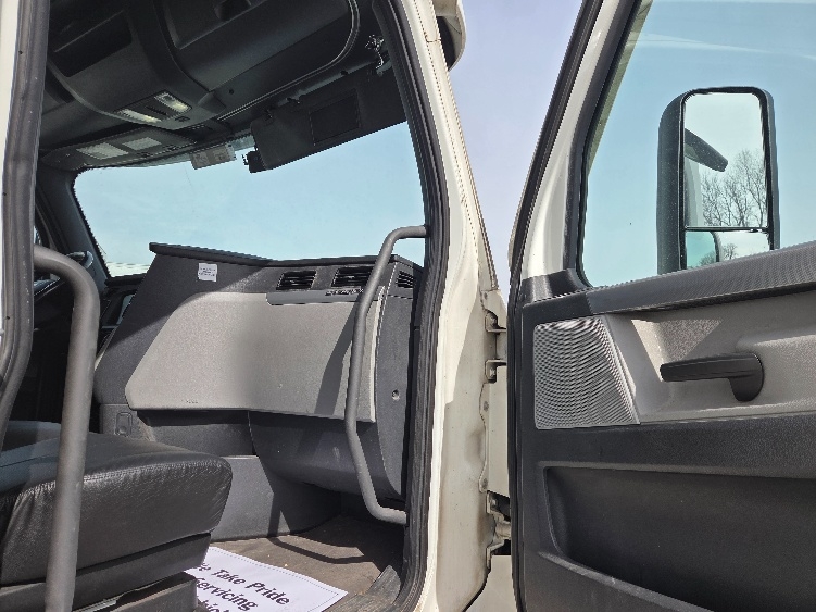 Used 2021 Freightliner Cascadia - photo 15
