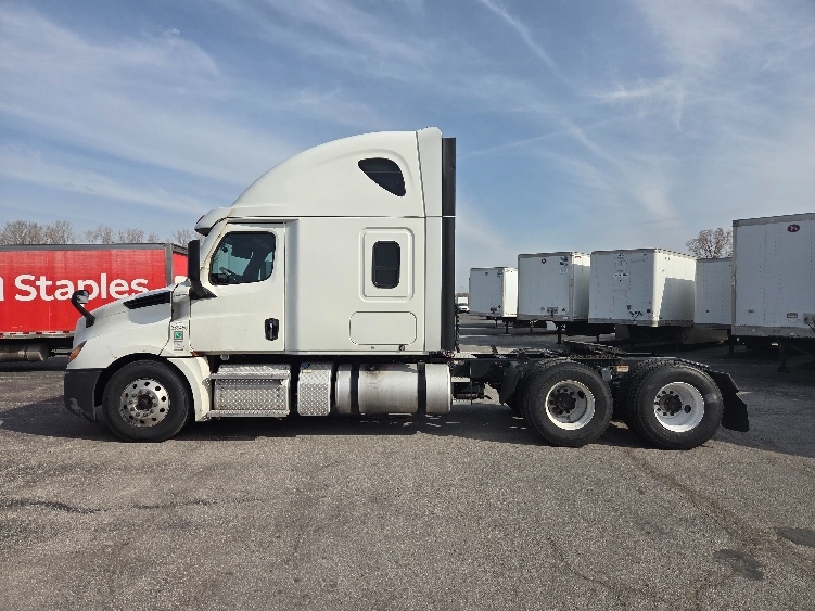 Used 2021 Freightliner Cascadia - photo 6