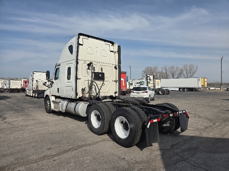 Used 2021 Freightliner Cascadia - photo 7